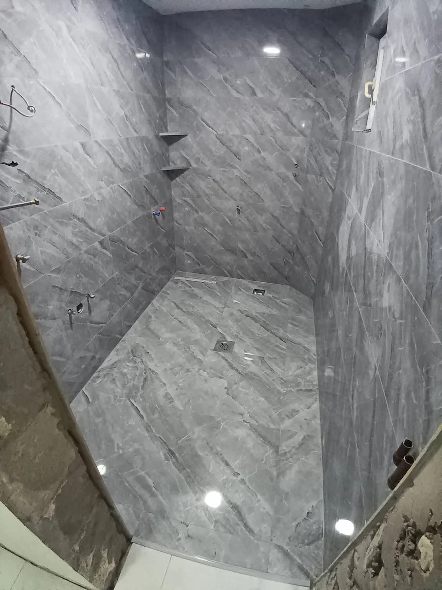 Keramičar Beograd — walk-in tuš kabina siva mermerna keramika