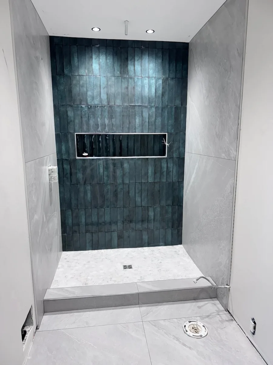 Postavljanje pločica Beograd — akcenat zid pismo pločice