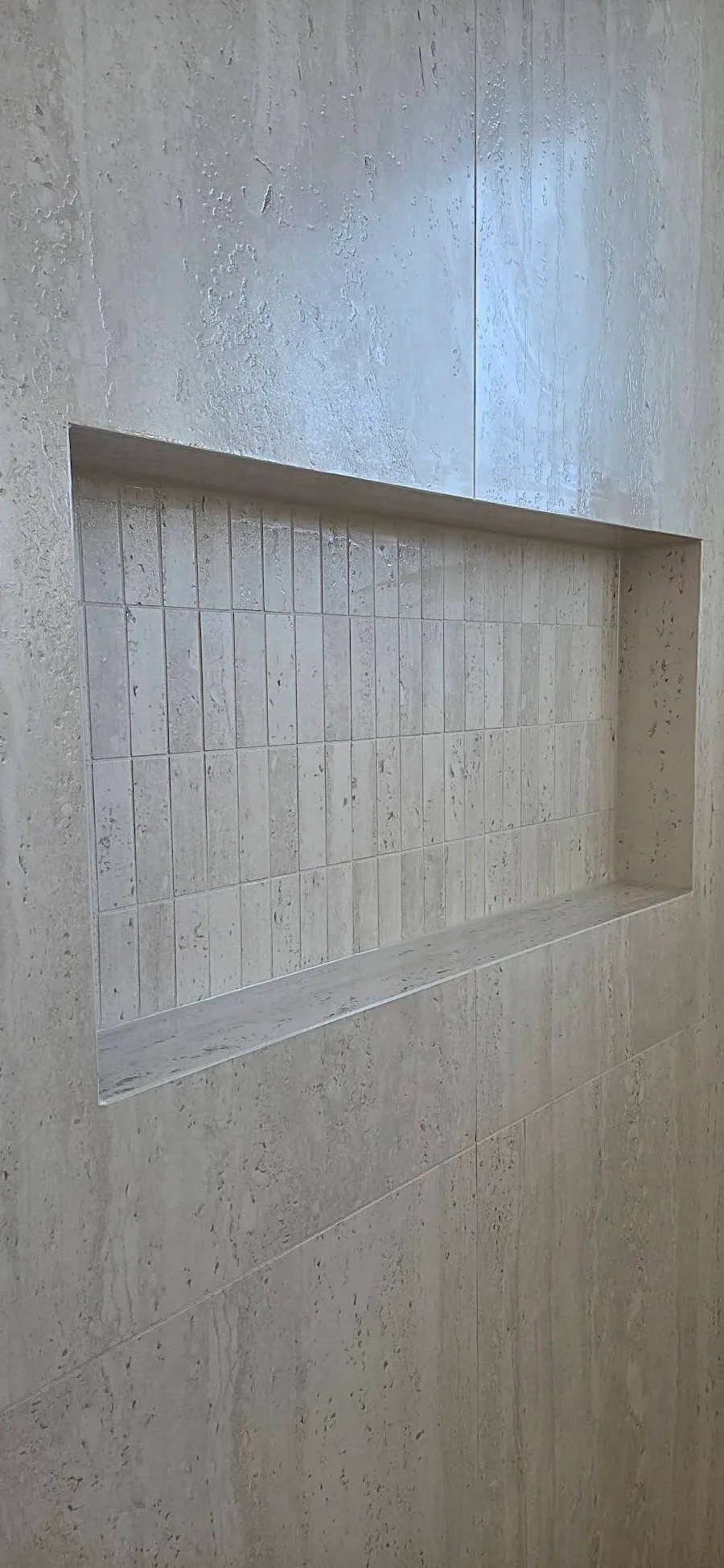 Keramičar Beograd — niša u tuš kabini travertin