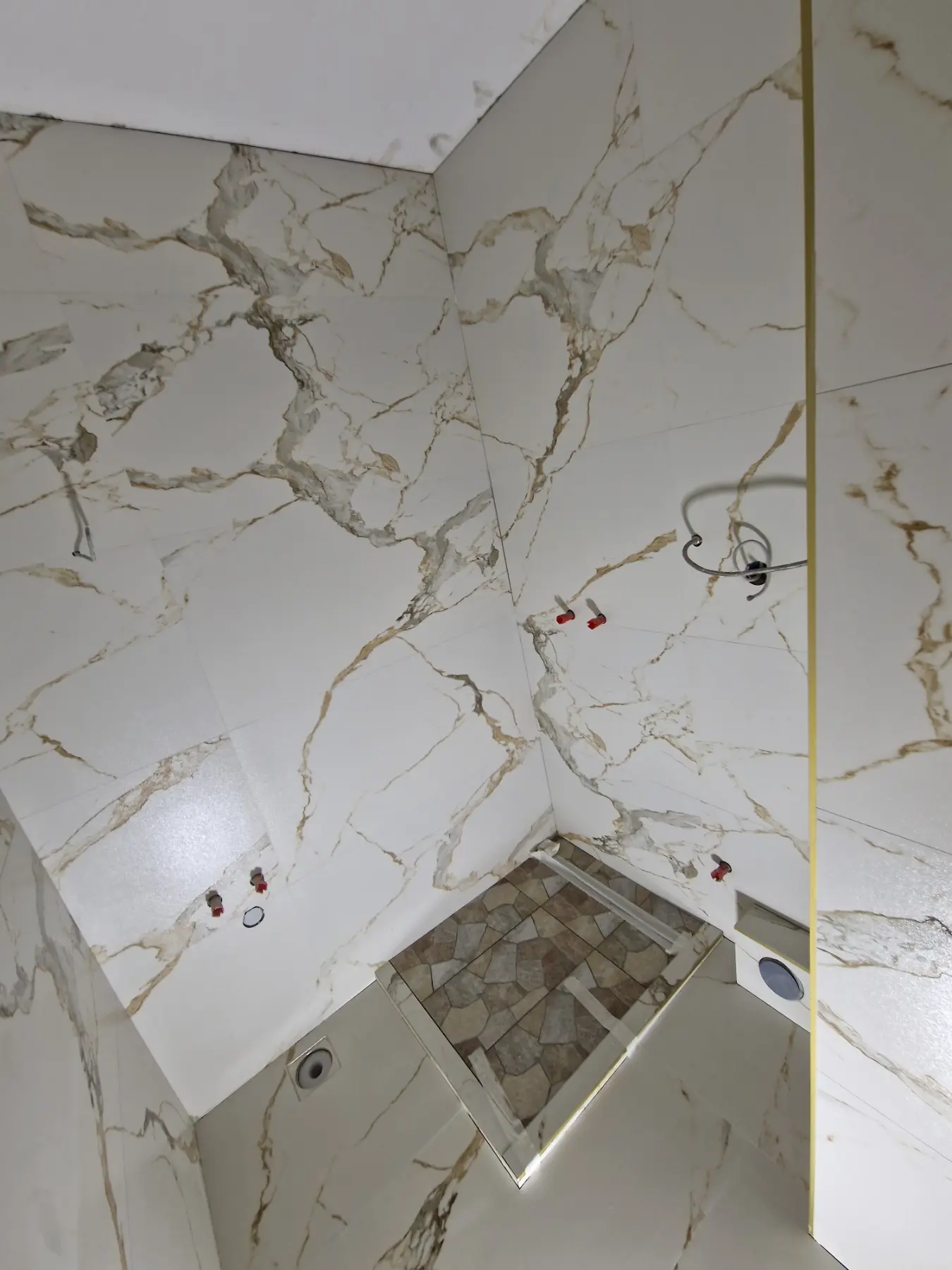 Luksuzno kupatilo sa uklopljenim mramornim šarama — Premium Keramika Beograd