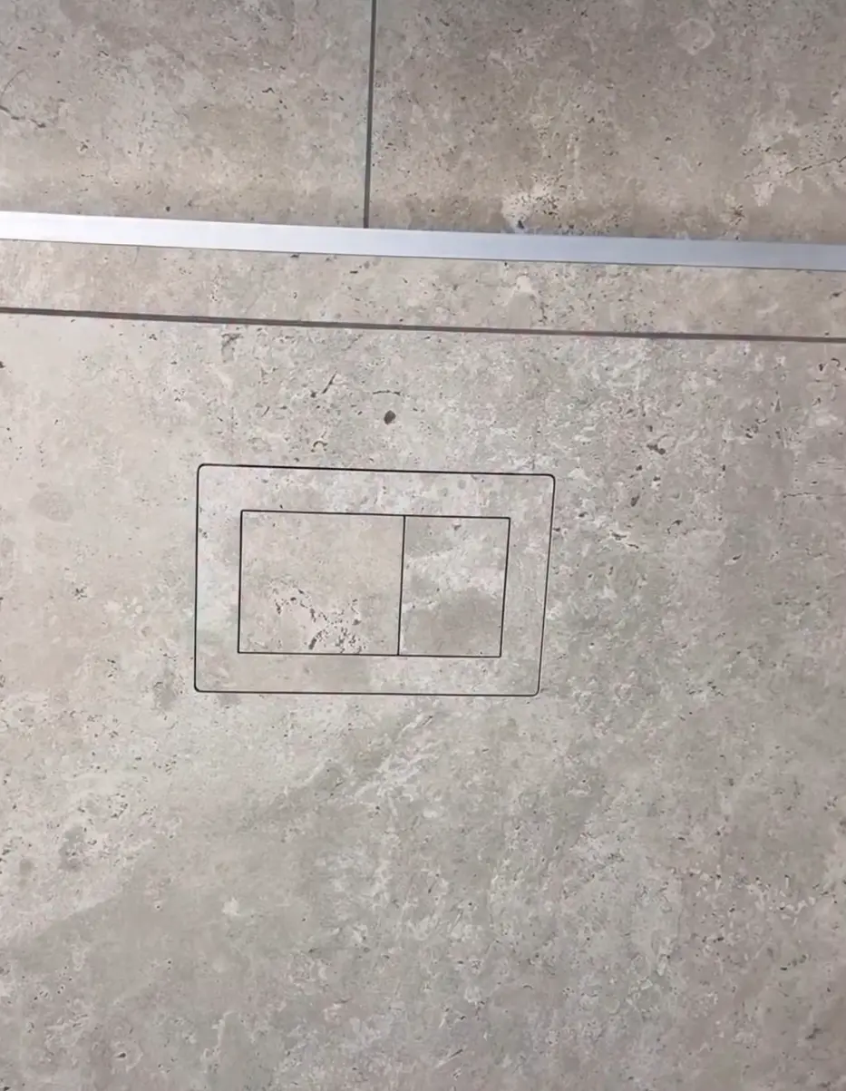 Geberit tipke obložene keramičkim pločicama — travertin look