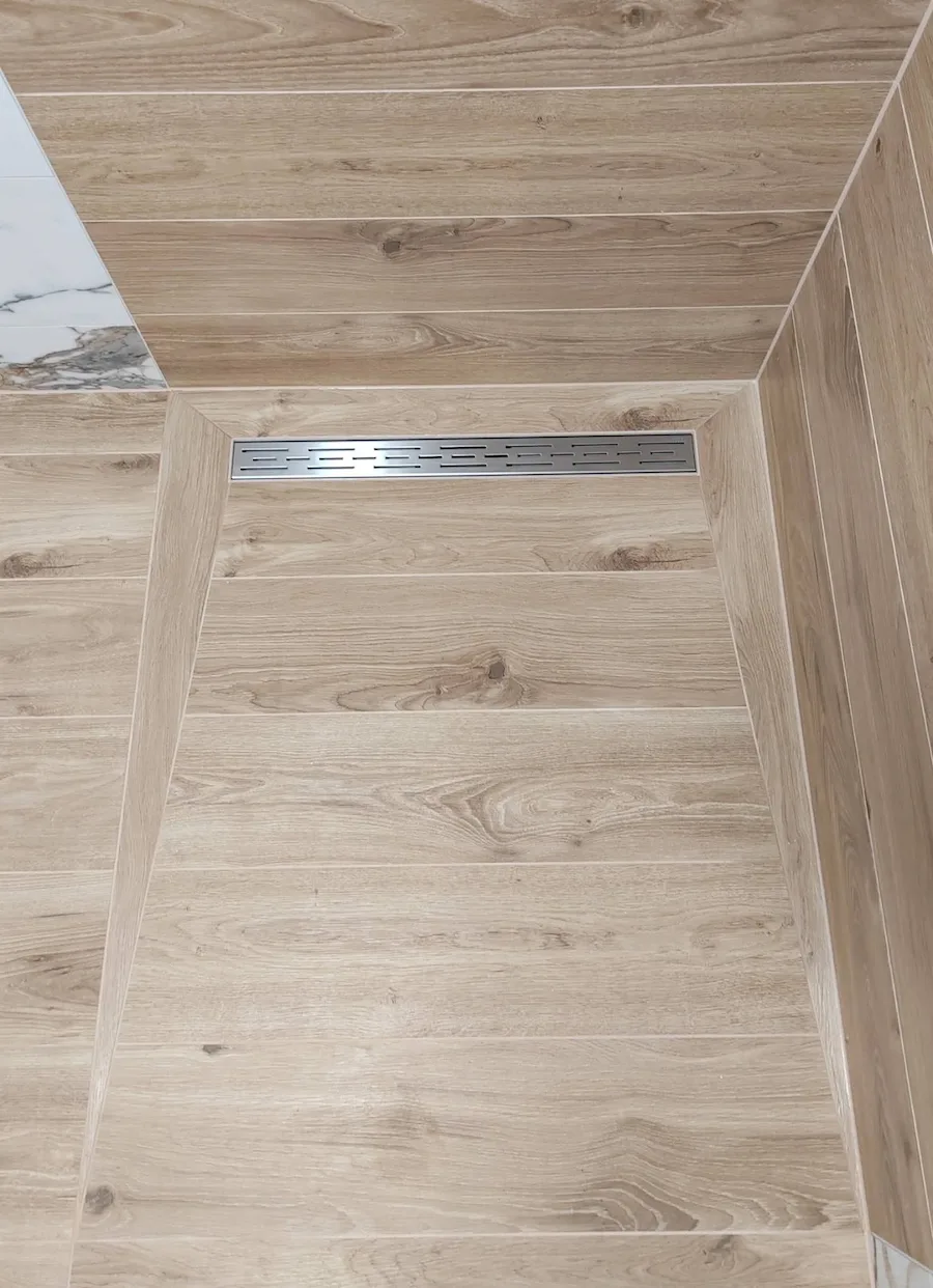 Postavljanje pločica Beograd — drvo tekstura gres tuš kabina