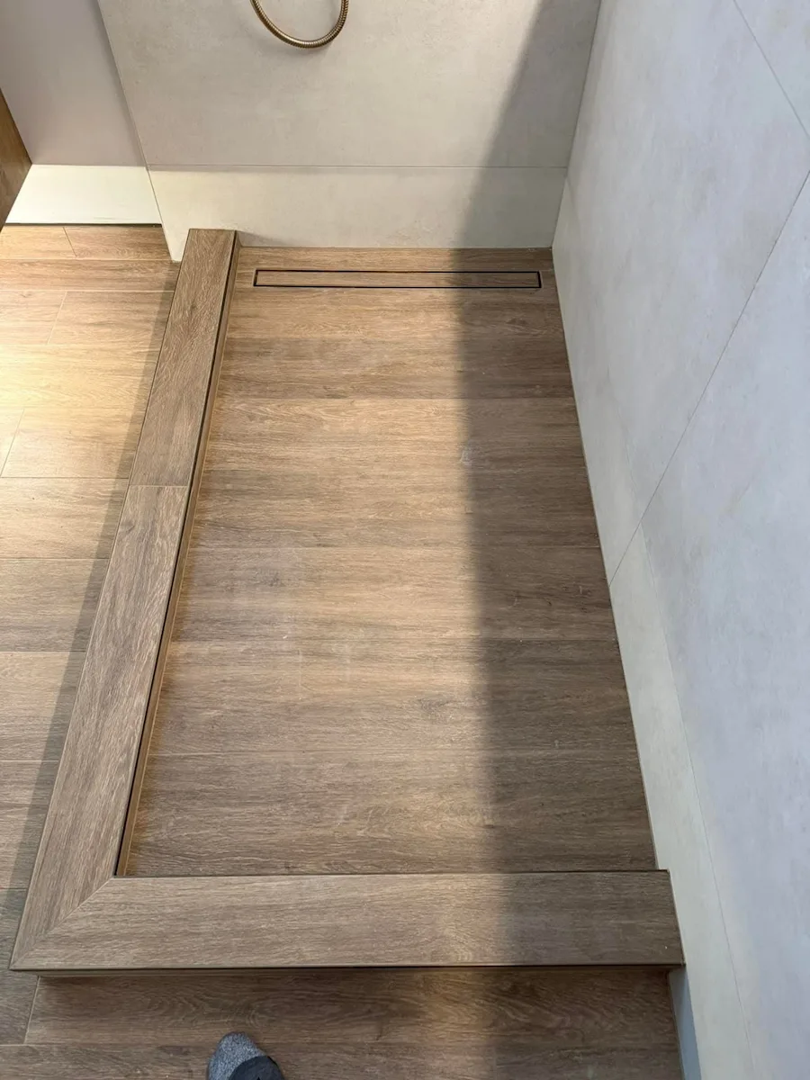 Postavljanje pločica Beograd — tuš kabina sa pragom